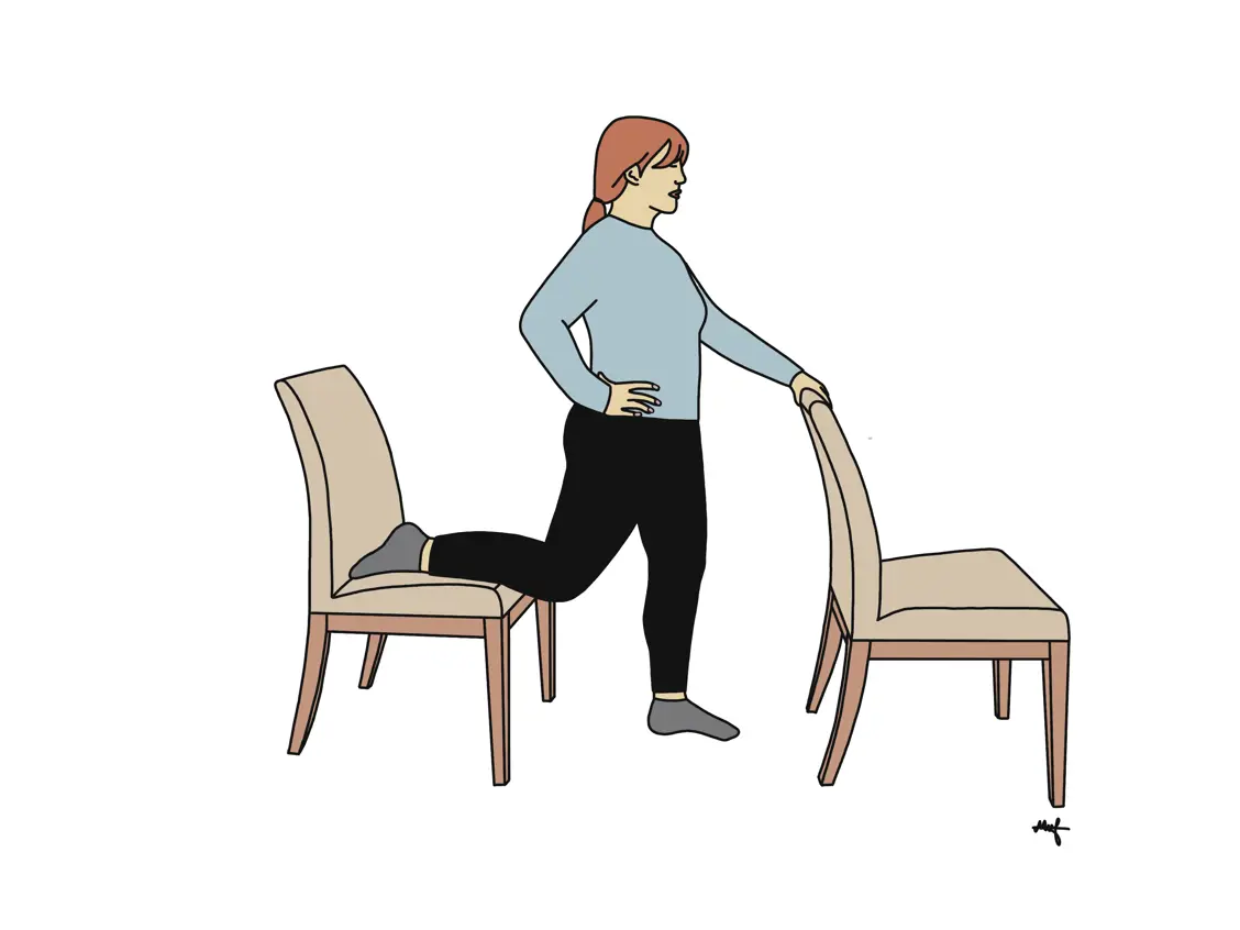 Kvinne som gjør knebøy med det ene benet på en stol.